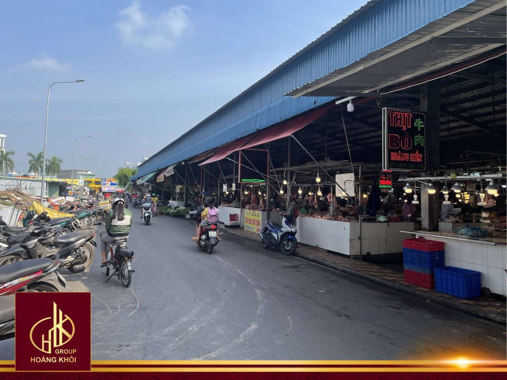 Hợp chợ tấp nập tại Chợ Vĩnh Tân