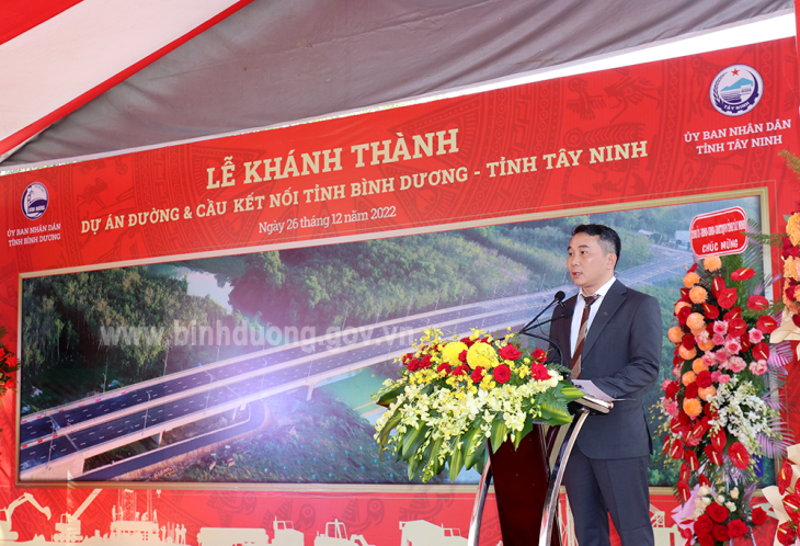 Ông Võ Ngọc Sang – Phó Giám đốc Ban Quản lý đầu tư xây dựng công trình giao thông tỉnh thông tin dự án tại buổi lễ
