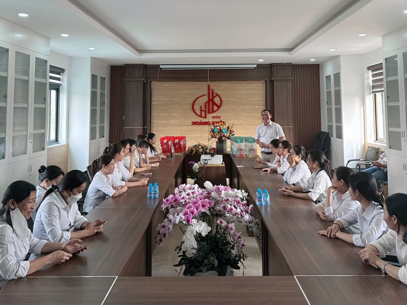 ông Lâm Quốc Vĩnh Phong - trưởng phòng nhân sự tập đoàn đến chúc mừng, động viên chị em của toàn hệ thống kinh doanh Hoàng Khôi Group