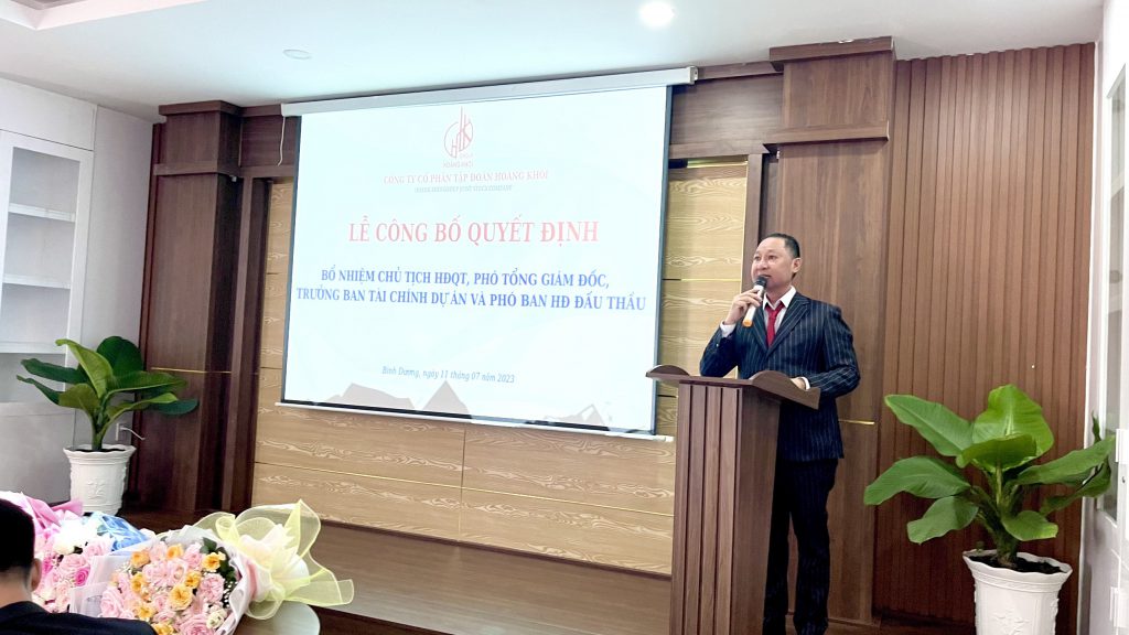 Ông Hoàng Mộng Chinh, CT HĐQT - TGĐ Tập đoàn có đôi lời phát biểu tuyên bố khai mạc buổi lễ và đọc các quyết định bổ nhiệm nhân sự mới.