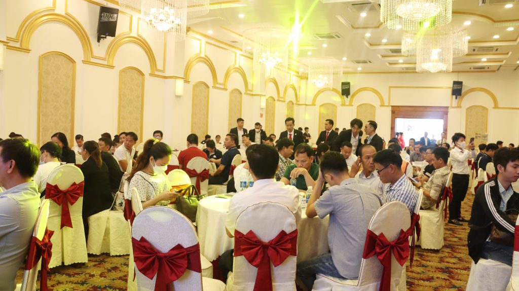 Toàn thể CBCNV, người thân và khách hàng thân thiết tham dự sự kiện tri ân