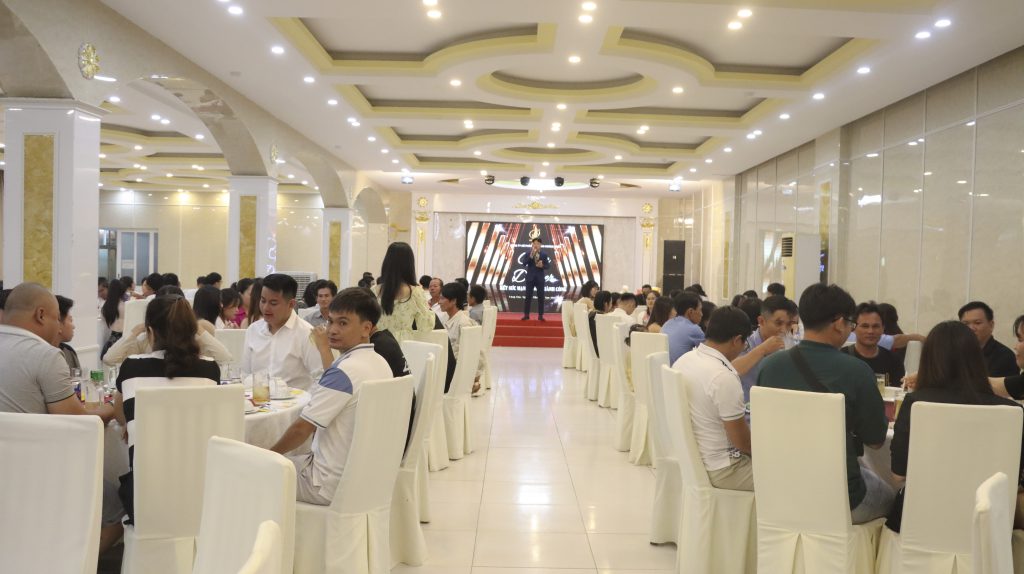 Bắt đầu bữa tiệc: toàn thể Cán bộ Nhân viên có mặt tại Nhà hàng Lâm Đường trong tâm thế sẵn sàng và vui vẻ cho buổi Gala Dinner 