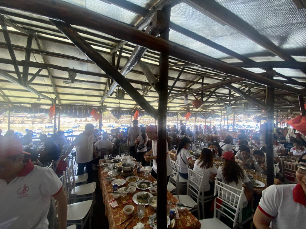 Một trải nghiệm đáng nhớ của mọi người khi được thưởng thức các món ăn ngon trên bè nổi tại Vũng Tàu.