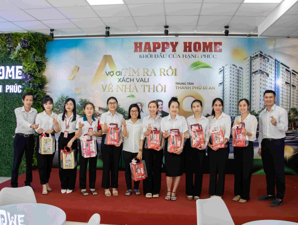 Bà Nguyễn Thị Hoài Nhi (thứ 2 từ trái sang) - TPNS Công ty Cổ phần Tập đoàn Hoàng Khôi chúc mừng và tặng quà nhân dịp 8/3 cho các cán bộ nhân viên nữ công ty Cổ phần đầu tư Tài chính Hoàng Khôi