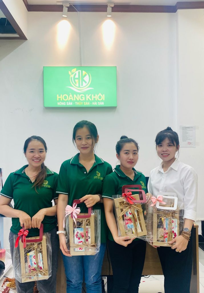 Hình ảnh Bà Nguyễn Thị Hoài Nhi (phải ảnh) - TPNS Công ty Cổ phần Tập đoàn Hoàng Khôi chúc mừng và tặng quà nhân dịp 8/3 cho các cán bộ nhân viên nữ Công Ty TNHH SX XNK Nông Thủy Hải Sản Hoàng Khôi