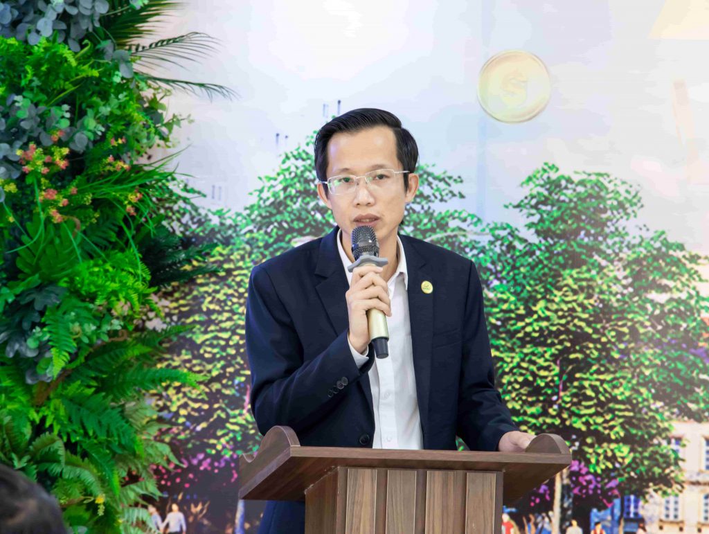 Ông Nguyễn Hồng Đức - Tổng Giám đốc Công ty Cổ phần Dịch vụ Đầu tư Tài chính Hoàng Khôi phát biểu chia sẻ thông tin các tiến độ dự án cùng những thuận lợi và khó khăn của dự án Happy Home
