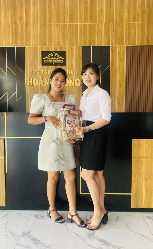 Bà Nguyễn Thị Hoài Nhi (phải ảnh) - TPNS Công ty Cổ phần Tập đoàn Hoàng Khôi chúc mừng và tặng quà nhân dịp 8/3 cho các cán bộ nhân viên nữ Công ty TNHH Nội thất Hoàng Long